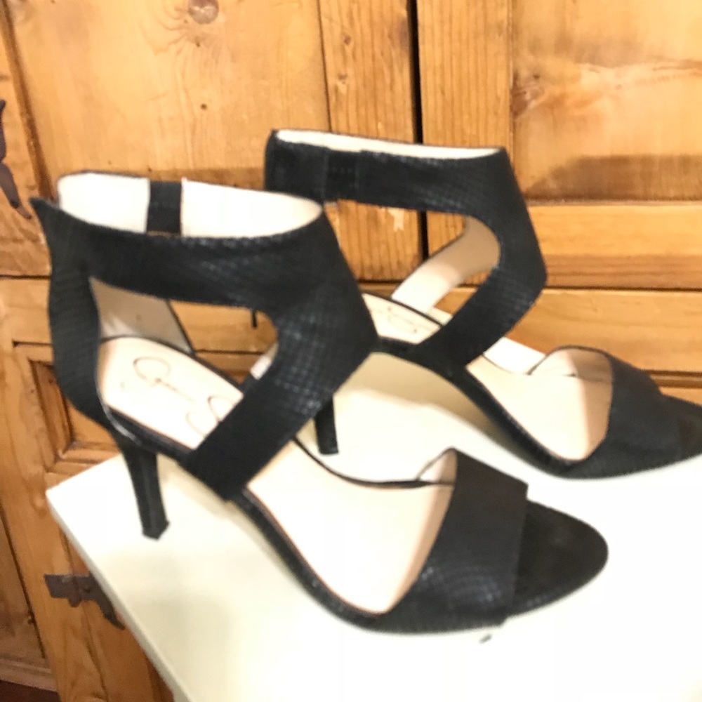 Jessica Simpson flirty pump! - Picture 2 of 5